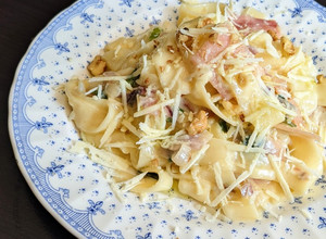 Una foto de Salsa de jamón y verdeo para pastas 🍝