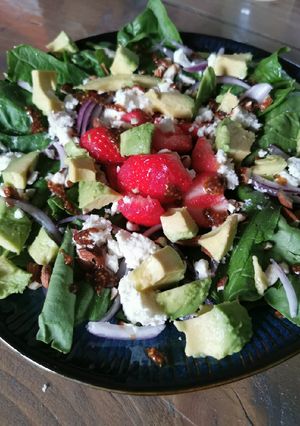 Une photo de Salade avocat fraises feta et amande