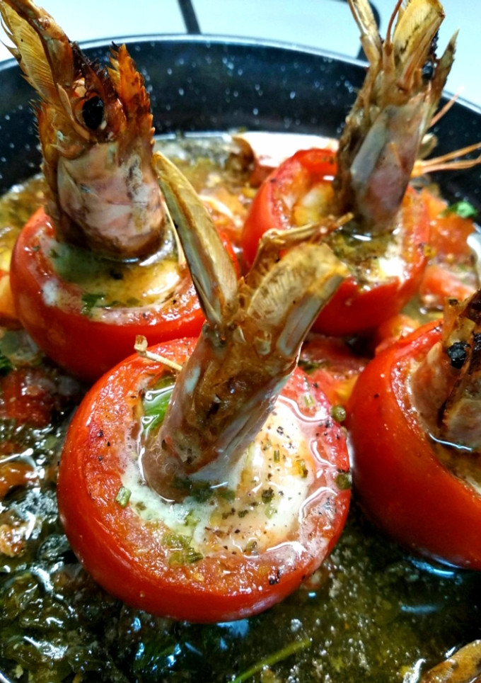 Una foto de Tomates rellenos de gambas