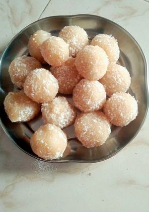 A picture of Instant coconut laddo.