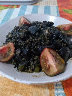 Una foto de Arroz integral con champiñones en tinta de calamar