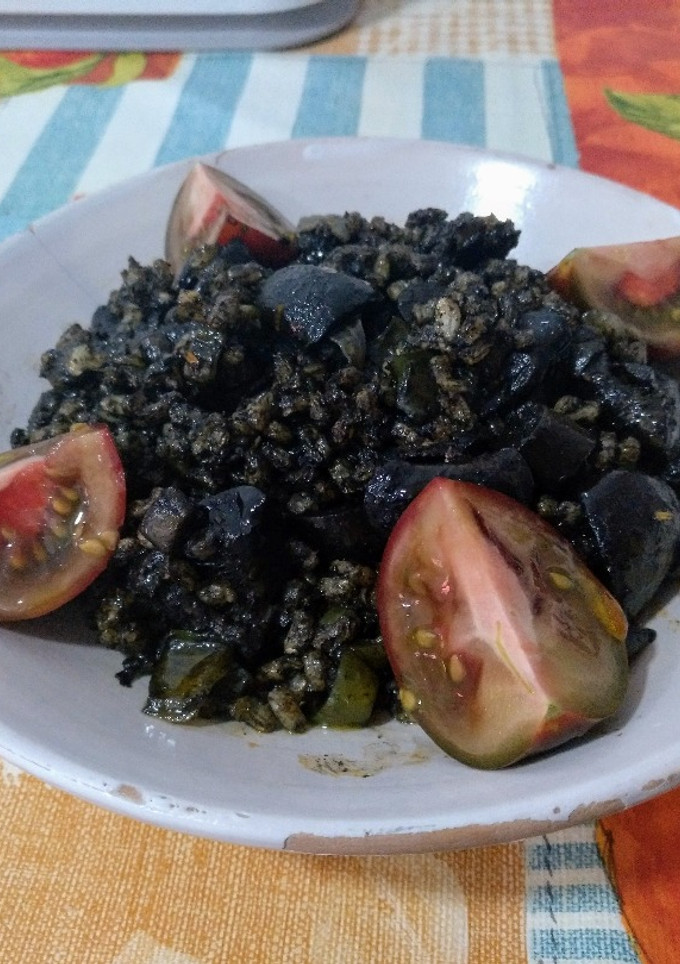 Una foto de Arroz integral con champiñones en tinta de calamar