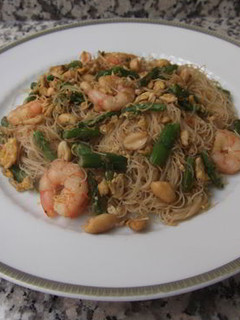 Una foto de Fideos de arroz con gambas y espárragos