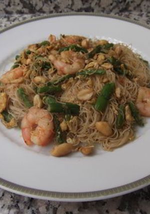 Foto principal de Fideos de arroz con gambas y espárragos
