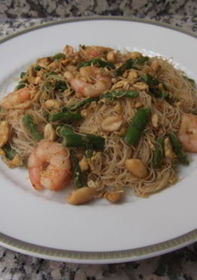 Una foto de Fideos de arroz con gambas y espárragos