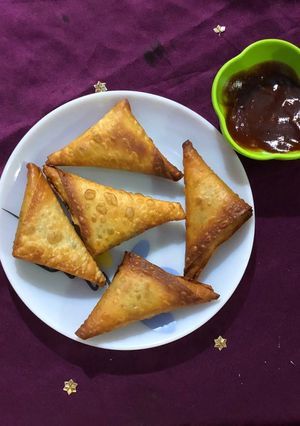 A picture of Keema Samosa.