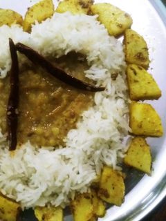 अरहर दाल चावल और जीरा आलू (Arhar Dal chawal aur jeera aloo recipe in Hindi) रेसिपी मुख्य फोटो