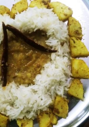 अरहर दाल चावल और जीरा आलू (Arhar Dal chawal aur jeera aloo recipe in Hindi) रेसिपी मुख्य फोटो