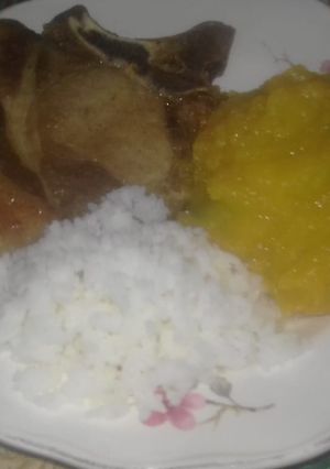 Una foto de Costillitas de cerdo🐷 al horno con puré de zapallo