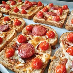 A picture of Breakfast on bread.