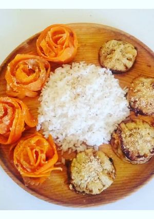 Une photo de Assiette gourmande aubergine, carottes en roses