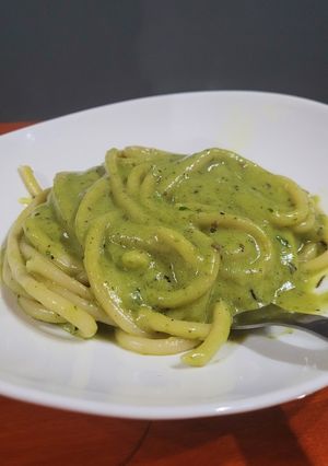 Una foto de Salsa de palta y albahaca