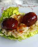 Boles de lechuga con albóndigas en salsa picante
