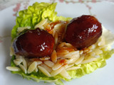 Boles de lechuga con albóndigas en salsa picante