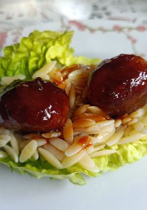 Una foto de Boles de lechuga con albóndigas en salsa picante
