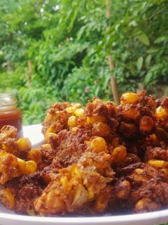 कुरकुरीत मक्याची भजी (Crispy corn pakoda recipe in marathi) रेसिपी चे मुख्य फोटो