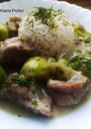 Zdjęcie przepisu Karkówka, brukselka i sos śmietanowy.