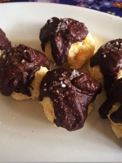 Una foto de Coquitos con chocolate y almendras fáciles y ricos sin horno