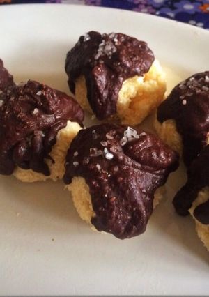 Una foto de Coquitos con chocolate y almendras fáciles y ricos sin horno