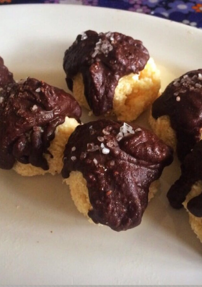 Una foto de Coquitos con chocolate y almendras fáciles y ricos sin horno