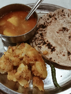 भुने हुए आलू (bhune huye aloo recipe in Hindi) रेसिपी मुख्य फोटो