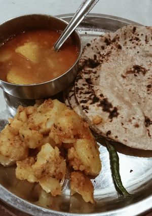 भुने हुए आलू (bhune huye aloo recipe in Hindi) रेसिपी मुख्य फोटो
