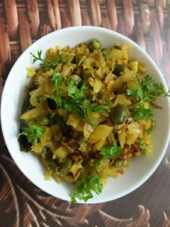 A picture of Beans and cabbage curry.