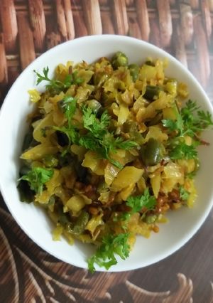 A picture of Beans and cabbage curry.