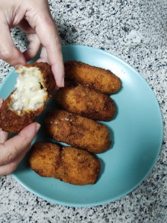 Una foto de Croquetas de pollo asado con su salsa y jamón serrano muy cremosas. #croquetasparatodo