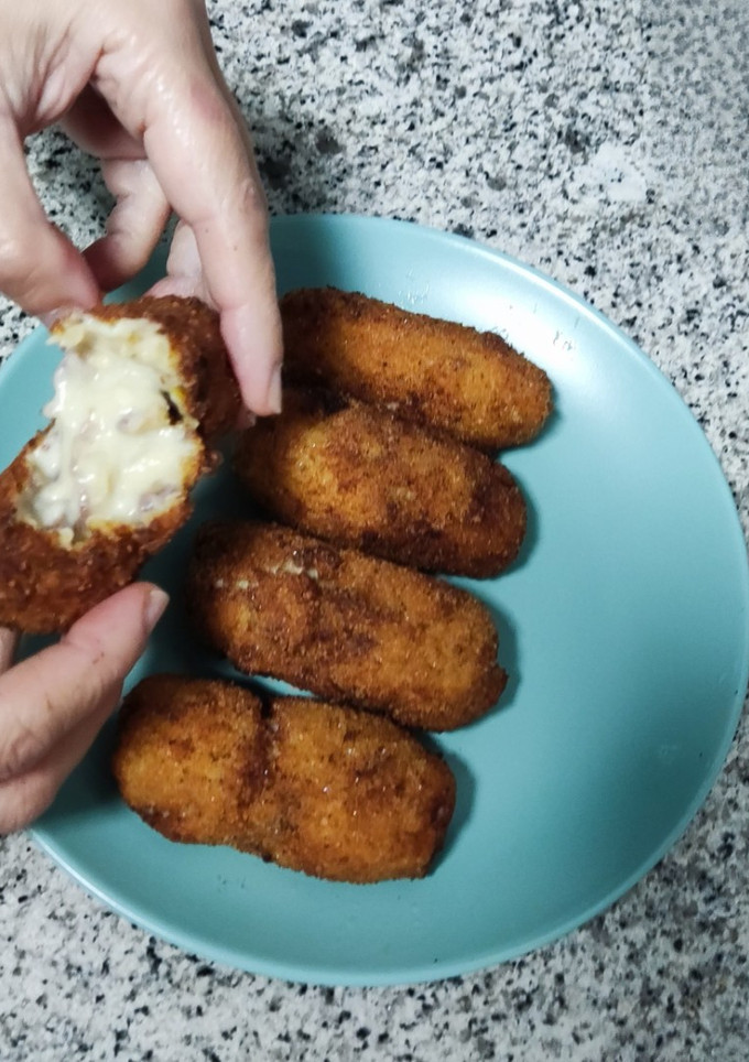 Una foto de Croquetas de pollo asado con su salsa y jamón serrano muy cremosas. #croquetasparatodo