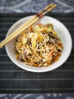 Una foto de Yakisoba de ternera