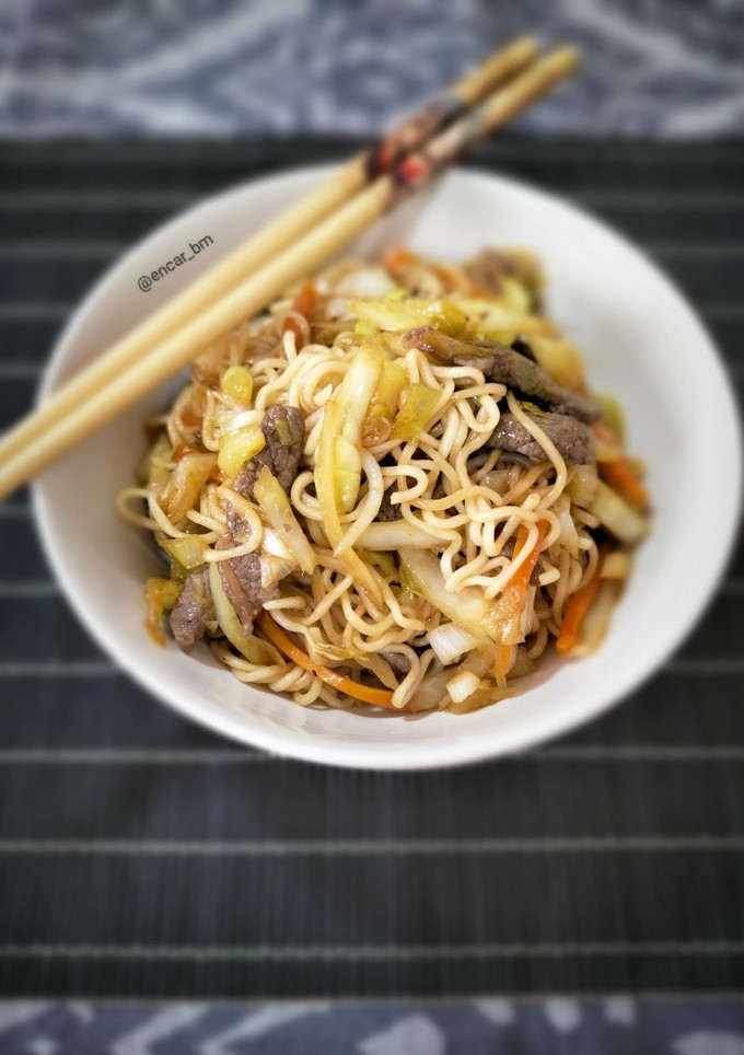 Una foto de Yakisoba de ternera