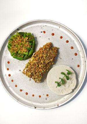 Zdjęcie przepisu Filet z dorsza w kruszonce z pistacji | purée z kalafiora |.