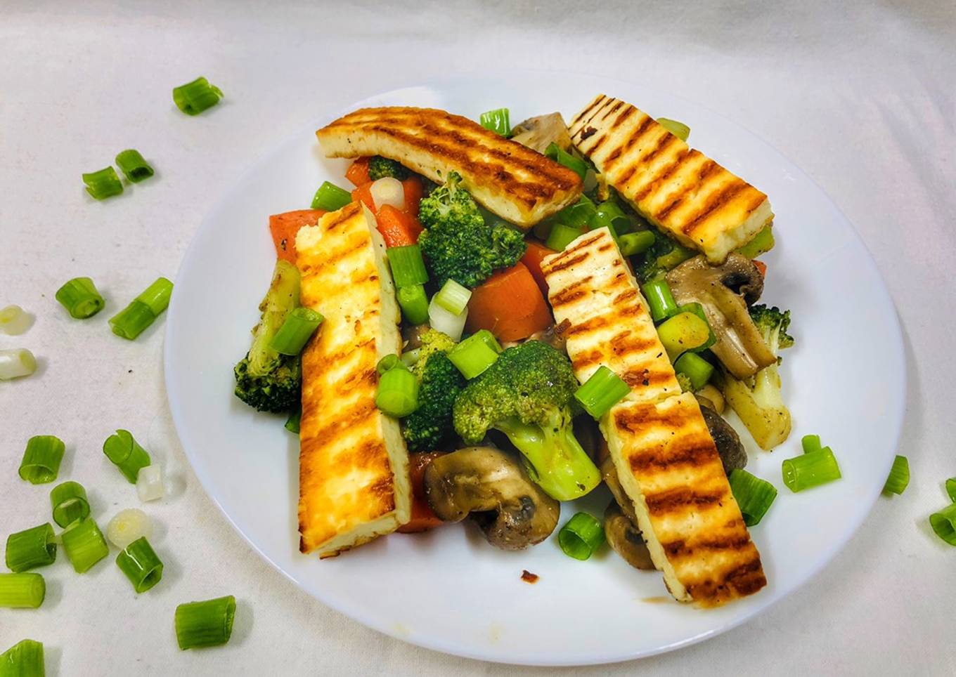 Broccoli, carrot and mushroom salad with halloumi cheese