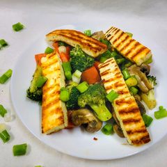 A picture of Broccoli Carrot Mushroom Salad with Halloumi Cheese.