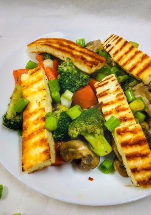 A picture of Broccoli Carrot Mushroom Salad with Halloumi Cheese.
