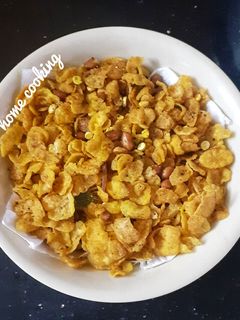मक्याच्या पोह्यांचा चिवडा (makyachya pohyancha chivda recipe in marathi) रेसिपी चे मुख्य फोटो
