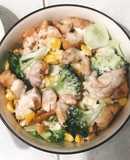 Salad ức gà ăn kèm sốt sữa chua