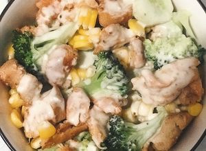 Hình của món Salad ức gà ăn kèm sốt sữa chua.