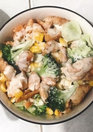 Hình của món Salad ức gà ăn kèm sốt sữa chua.