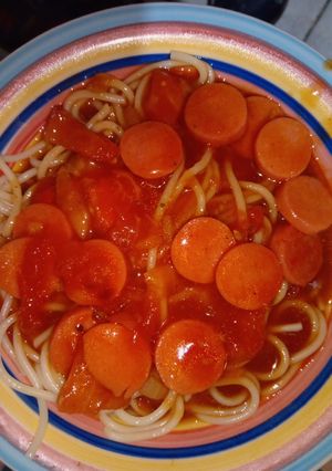 Una foto de Spaghetti con salchichas