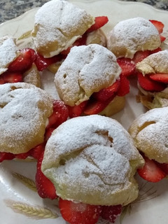 Una foto de Bombas con crema Chantilly y frutillas