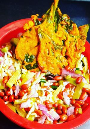 A picture of Muri makha followed by spinach fry.