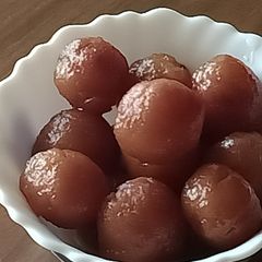 A picture of Gulab jamun with bread.