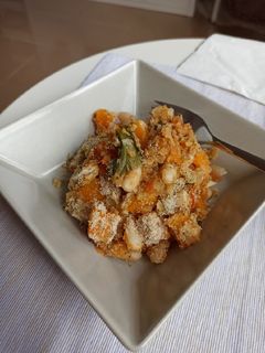 Una foto de Gratinado de calabaza, alubias blancas y acelgas