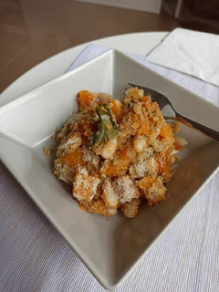 Una foto de Gratinado de calabaza, alubias blancas y acelgas