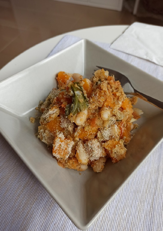 Una foto de Gratinado de calabaza, alubias blancas y acelgas