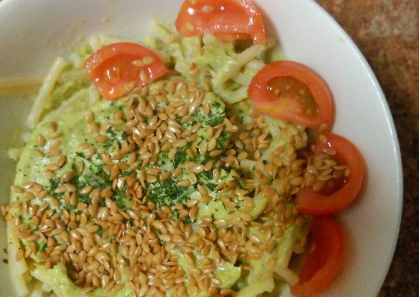 Pasta con pesto de aguacate y nueces