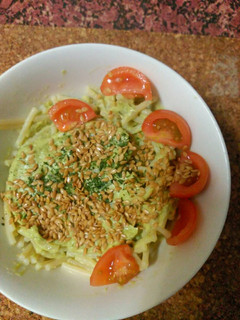 Una foto de Pasta con pesto de aguacate y nueces