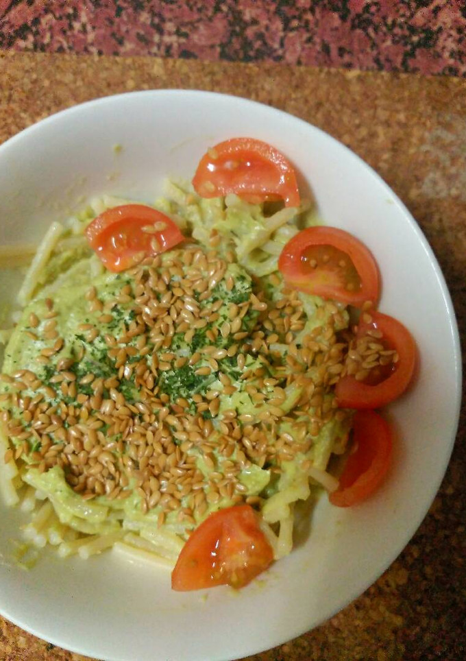 Una foto de Pasta con pesto de aguacate y nueces